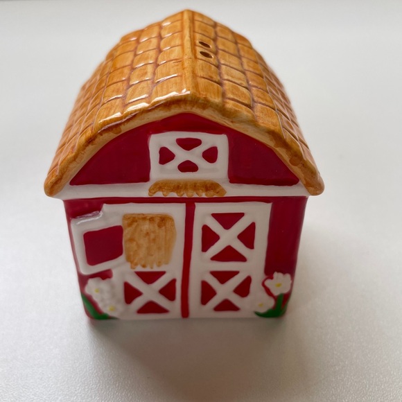 Farmer Pig & Barn Salt and Pepper Shaker - Picture 3 of 7